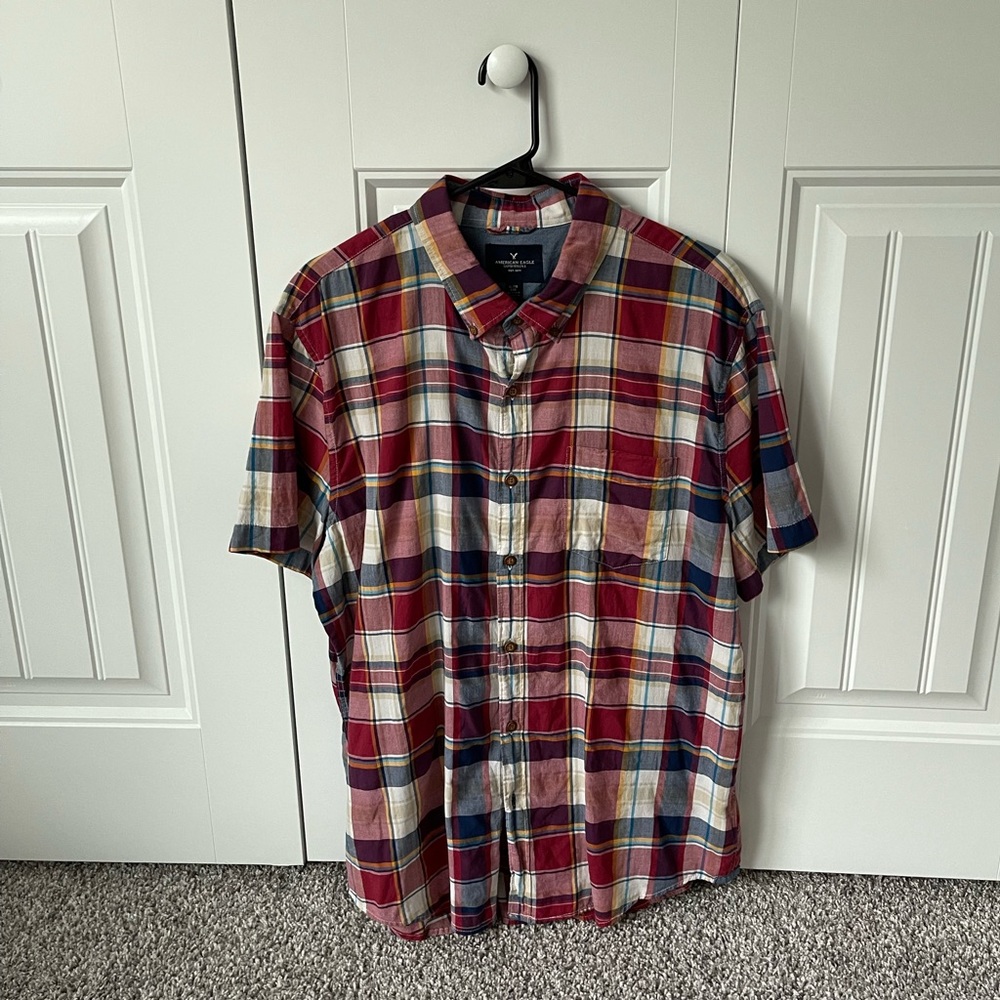 Men’s American Eagle short sleeve button-up